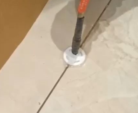 阳明瓷砖空鼓维修公司专业解答瓷砖在铺贴过程中，如果没有涂抹均匀到位的粘结材料（如水泥砂浆或瓷砖胶），可能会导致以下问题
