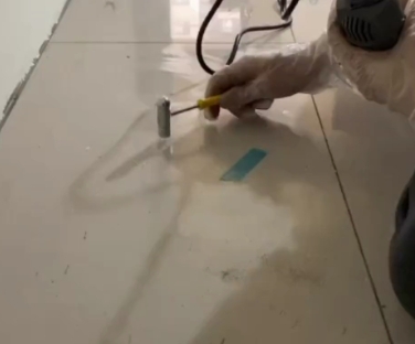阳明瓷砖开裂维修公司专业分享瓷砖在铺贴前如果没有沥干水分，将会导致以下问题